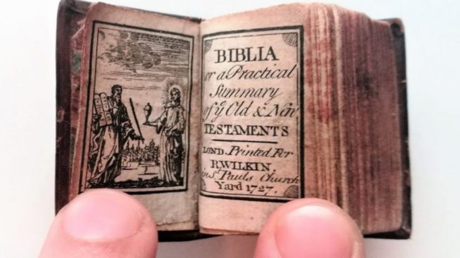 La Biblia más pequeña del mundo. Foto: Catawiki