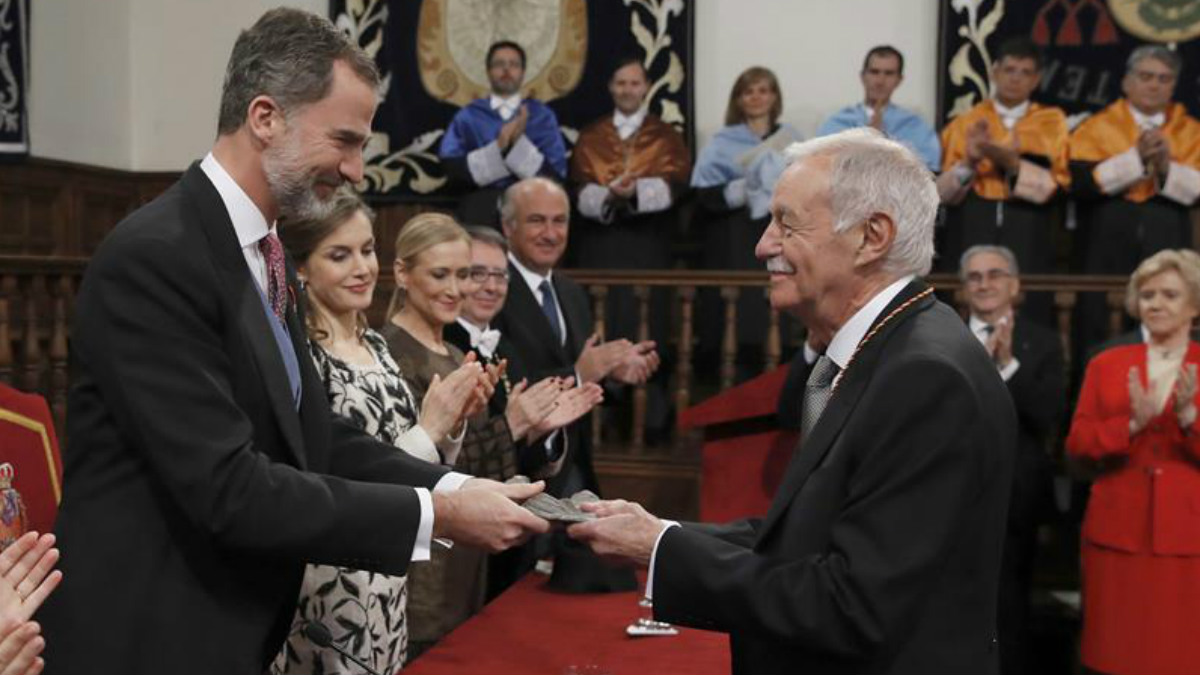 El escritor catalán Eduardo Mendoza (d), recibe el Premio Cervantes de manos de Felipe VI, en presencia de Doña Letizia; la presidenta de la Comunidad de Madrid, Cristina Cifuentes. Foto: EFE
