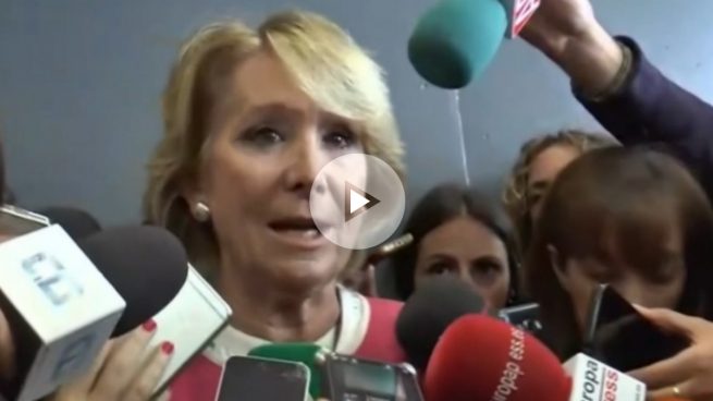 Esperanza Aguirre atendiendo a los medios a su salida del juicio Gürtel, donde ha tenido que testificar.