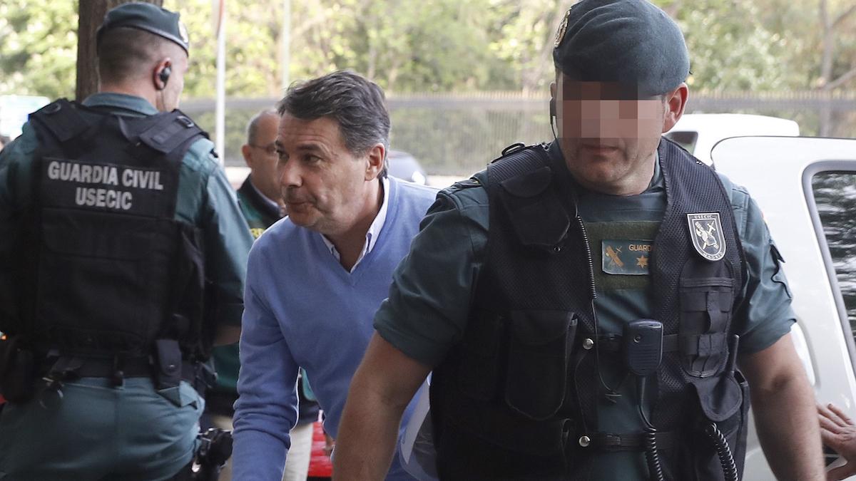 Ignacio González acompañado por los agentes de la UCO (Foto: Efe).