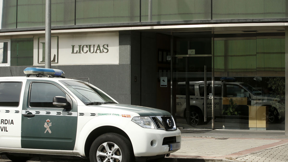 Un coche de la Guardia Civil ante la sede de Licuas. EFE