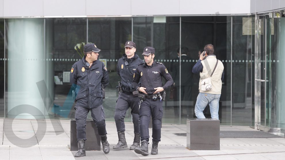 La UCO registra la sede de OHL. (Foto: Paco Toledo)