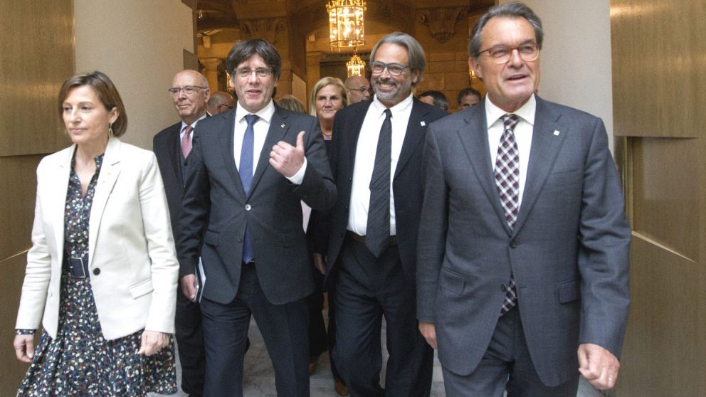 Carles Puigdemont y Artur Mas, junto a los  ex presidentes del Parlament Joan Rigol, Ernest Benach, Núria de Gispert y Carme Forcadell (Foto: EFE).