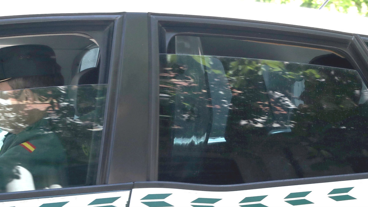 La silueta de Ignacio González se ve en el asiento trasero de una patrulla de la Guardia Civil a su llegada a la Audiencia Nacional. (EFE)