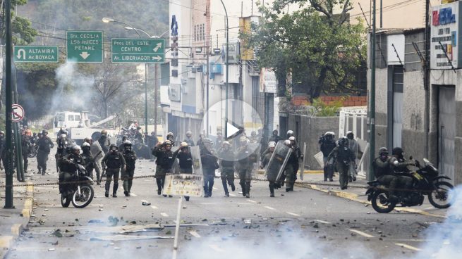 Nuevas y duras imágenes de la violencia contra los manifestantes en Venezuela