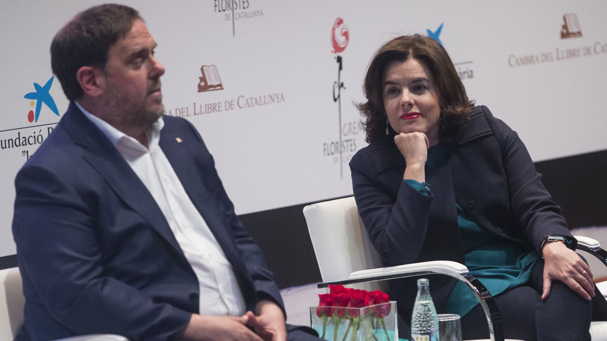La vicepresidenta del Gobierno, Soraya Sáenz de Santamaría, y el vicepresidente de la Generalitat, Oriol Junqueras. EFE