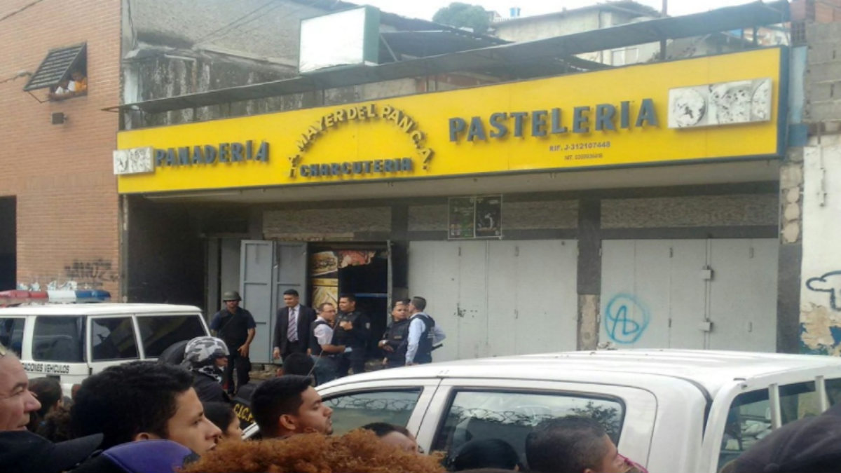 Fachada del comercio en el que murieron ocho saqueadores electrocutados en el barrio de El Valle de Caracas.