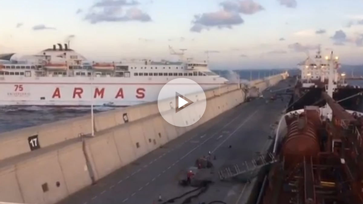 Momento de la colisión del Ferry contra el muelle Nelson Mandela de Las Palmas de Gran Canaria.