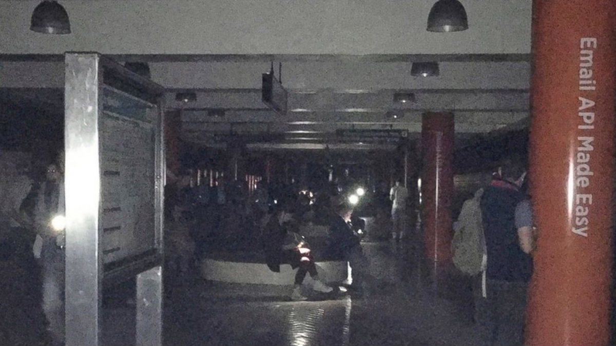 Ciudadanos de San Francisco permanecen a oscuras en una estación de metro con la única luz de sus teléfonos móviles. Foto: @TheTruth24US