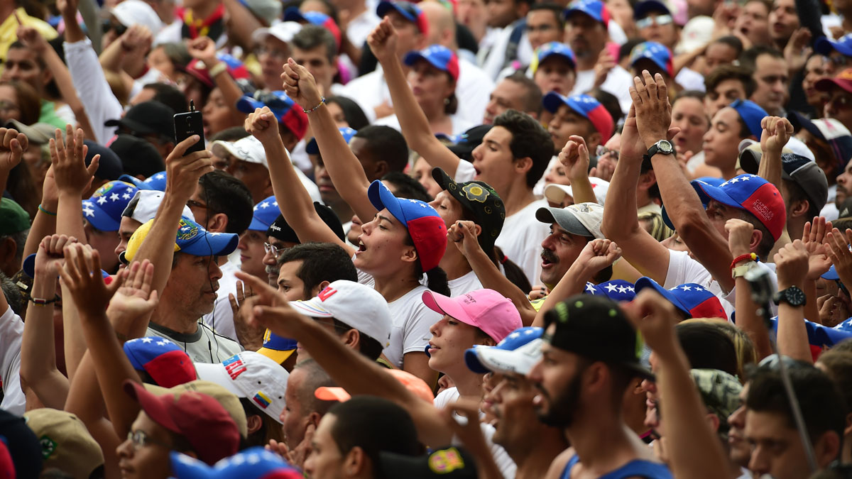 Opositores marchando en Venezuela contra Maduro. (Foto: AFP)