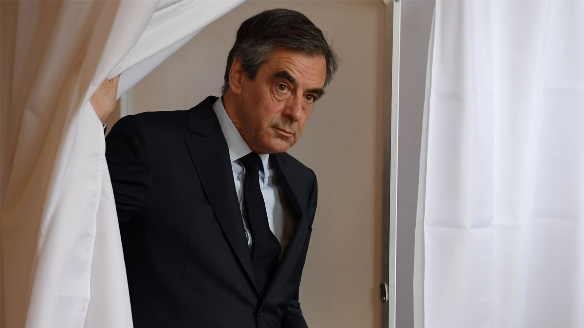 François Fillon efectuando su voto.