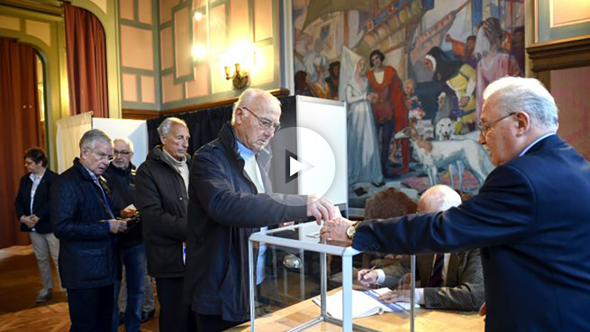 Ciudadanos votando en un colegio electoral francés este domingo (Foto: AFP).