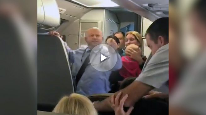 American Airlines suspende a un empleado por golpear a una mujer y enfrentarse a otro pasajero