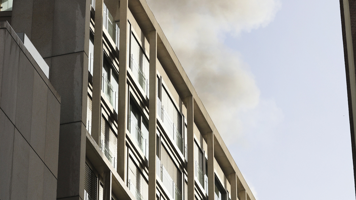Incendio en un edificio de apartamentos turísticos en Gran Vía. (Foto: EFE)