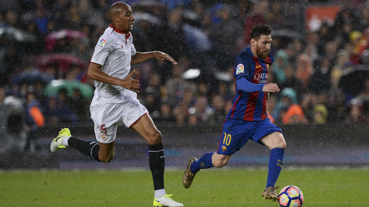 N’Zonzi persigue a Messi durante un partido de esta temporada. (Foto: AFP)