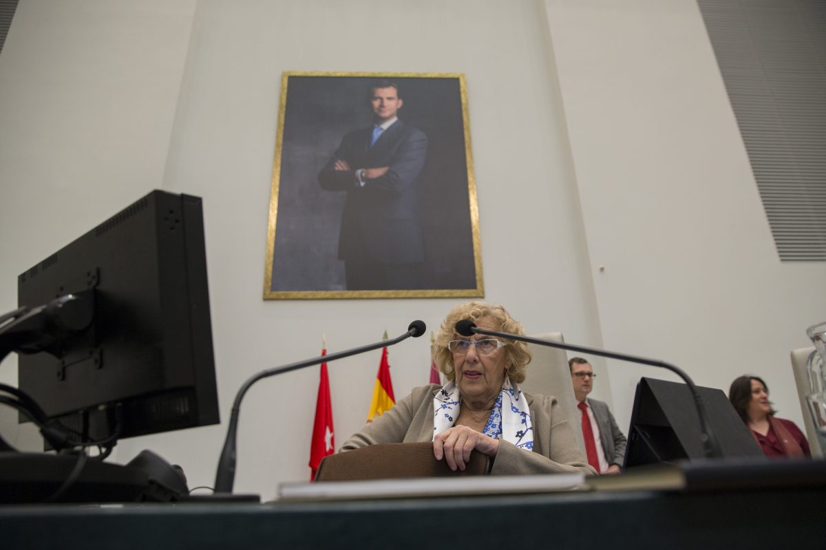 Manuela Carmena, Alcaldesa de Madrid, bajo una foto del Rey Felipe VI. (Foto: Alberto Nevado / OKDIARIO)