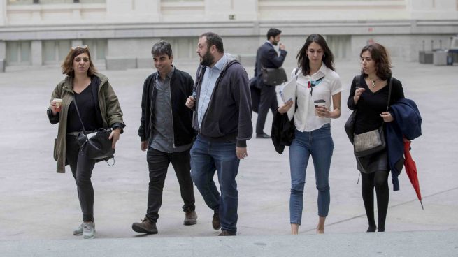 Rita Maestre, Celia Mayer y Guillermo Zapata entrando en el Ayuntamiento de Madrid (Podemos). (Foto: Alberto Nevado / OKDIARIO)