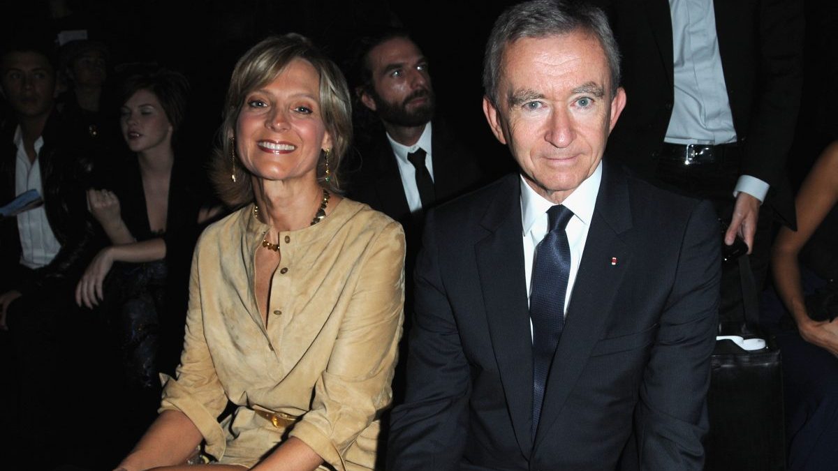 Helen y Bernard Arnault durante un desfile de Louis Vuitton (Foto: Getty)