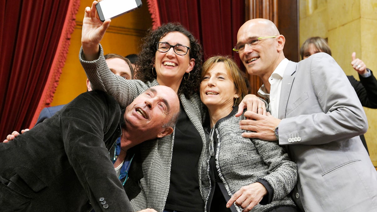 Lluís Llach, Marta Rovira, Carme Forcadell y Raul Romeva. (Foto: AFP)