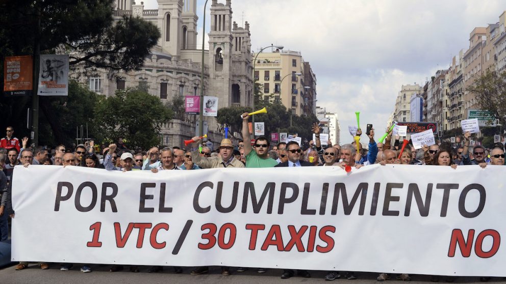 Los taxistas se manifiestan contra Uber y Caibfy. (Foto: EFE)