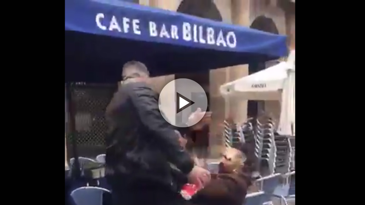 Un hincha del Betis agrede a un hombre en un café de la Plaza Nueva de Bilbao.