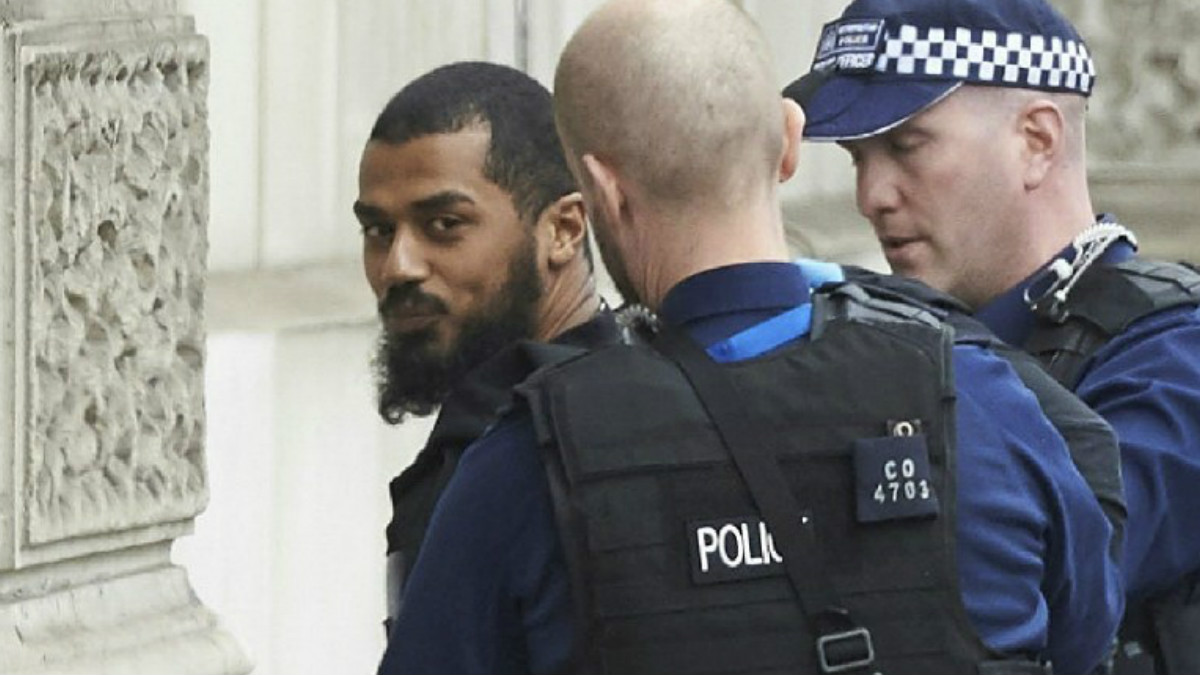 Las primeras imágenes del detenido en Westminster portando una mochila con cuchillos. (Foto: AFP)