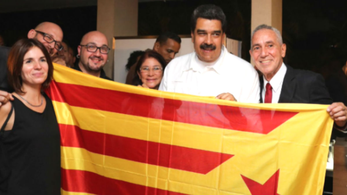 El presidente de Venezuela, Nicolás Maduro, posando con una estelada (Foto: Twitter)