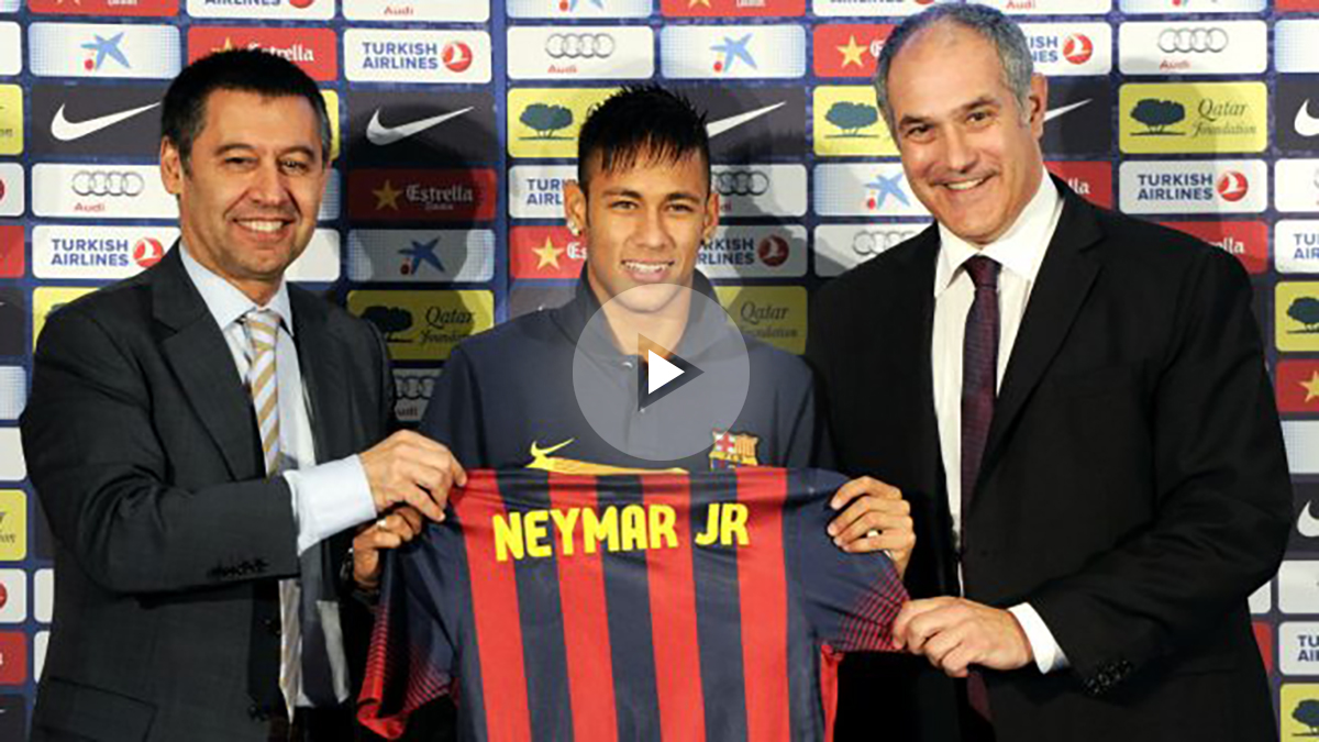 Neymar, junto a Bartomeu y Zubizarreta el día de su presentación con el Barcelona. (Foto: Getty)