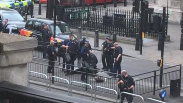 Momento de la detención del hombre co una mochilla con cuchillos en Westminster. Foto: Twitter