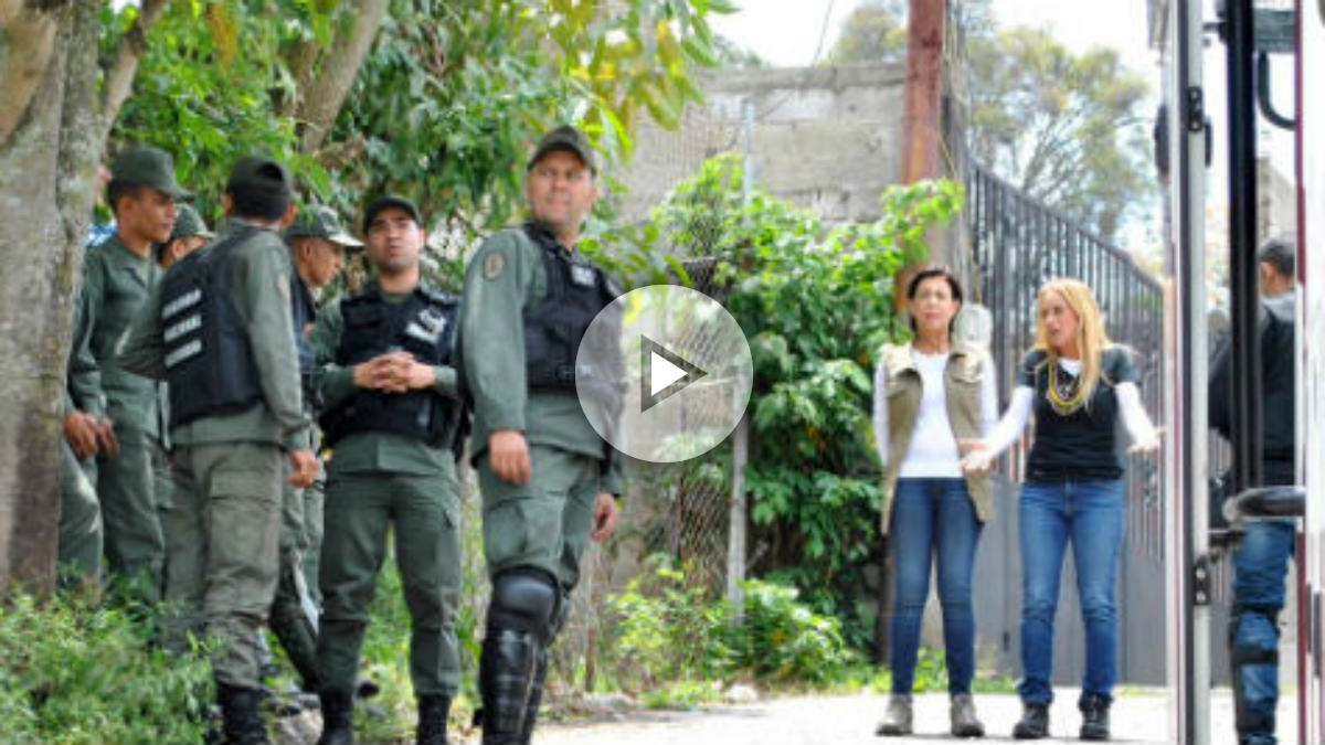 Lilian Tintori y Antonieta Mendoza, retenidas por la GNB de Maduro en la cárcel donde está preso Leopoldo López.