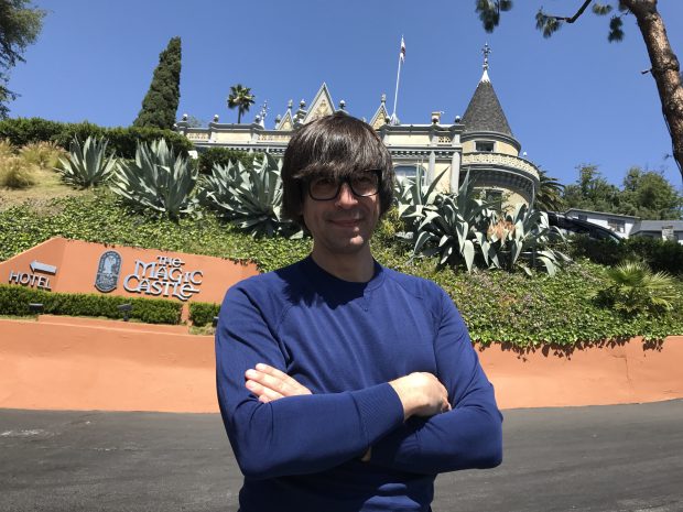 Luis Piedrahita en el Castillo Mágico de Los Ángeles, un sitio emblemático para todos los magos del mundo. 