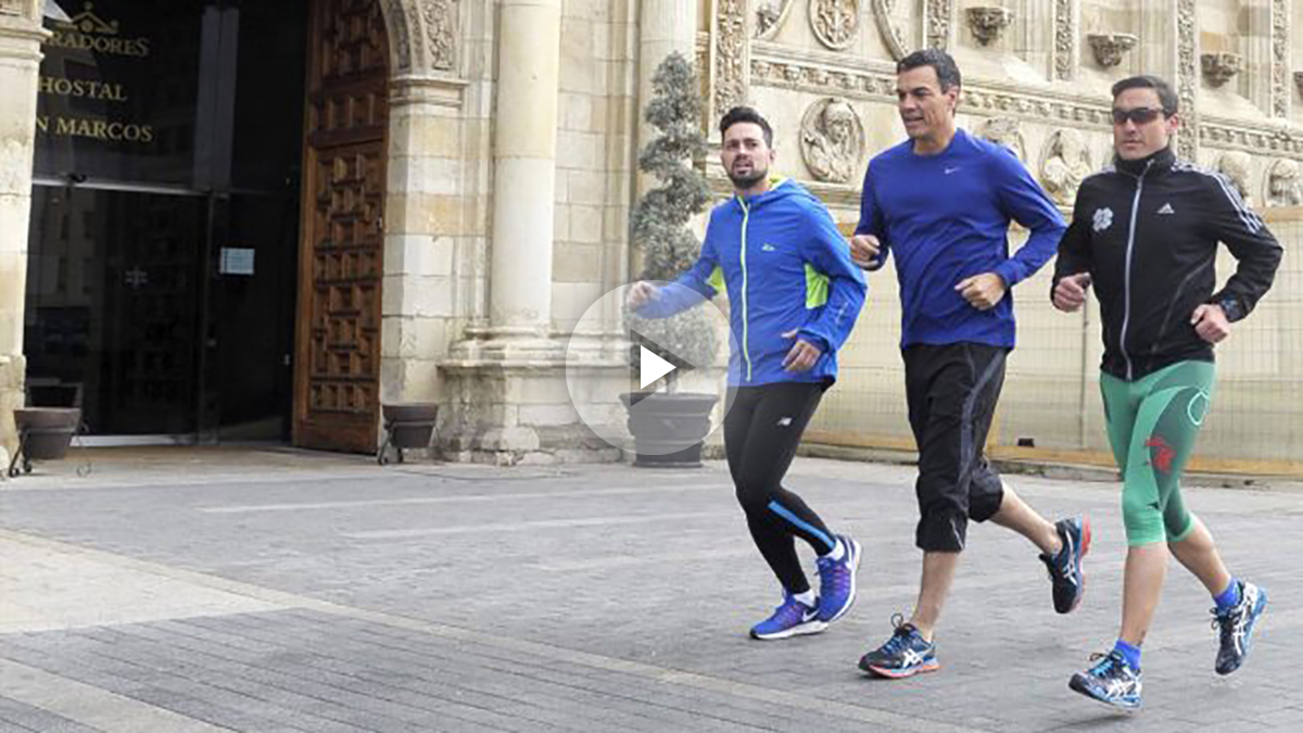 Pedro Sánchez corriendo por León. (Foto: EFE)