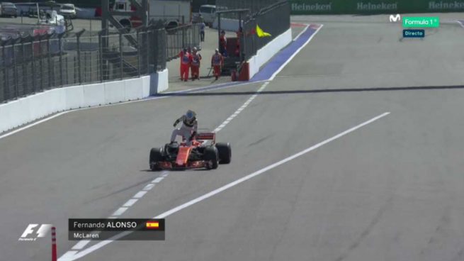 Ridículo espantoso de McLaren-Honda: Fernando Alonso se queda tirado en la vuelta de calentamiento