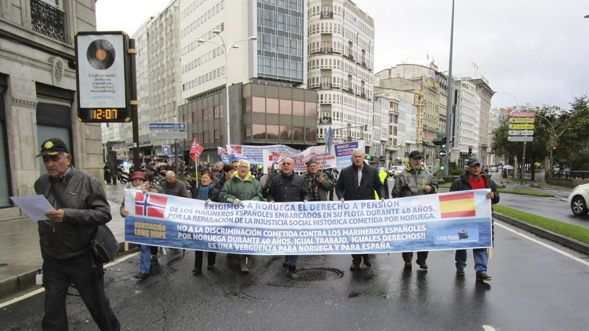 Marineros españoles se manifiestan pidiendo que el estado Noruega reconozca sus derechos.