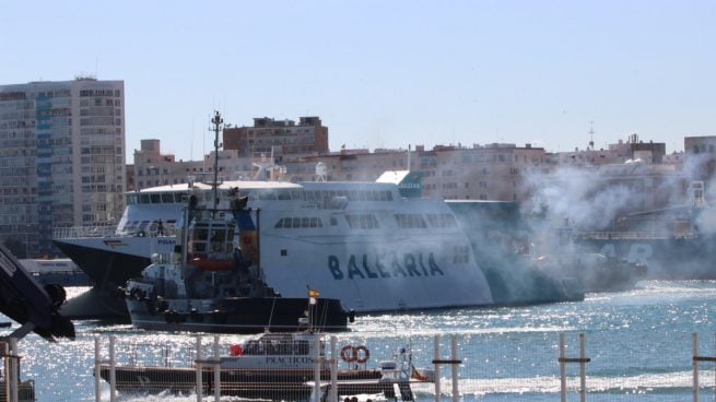 Un ferri procedente de Melilla choca con un muelle en el puerto de Málaga