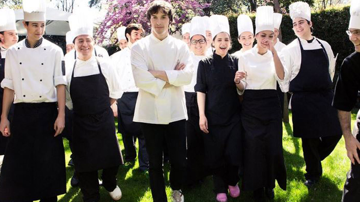 Jordi Cruz con su equipo de cocina en el restaurante Àbac.