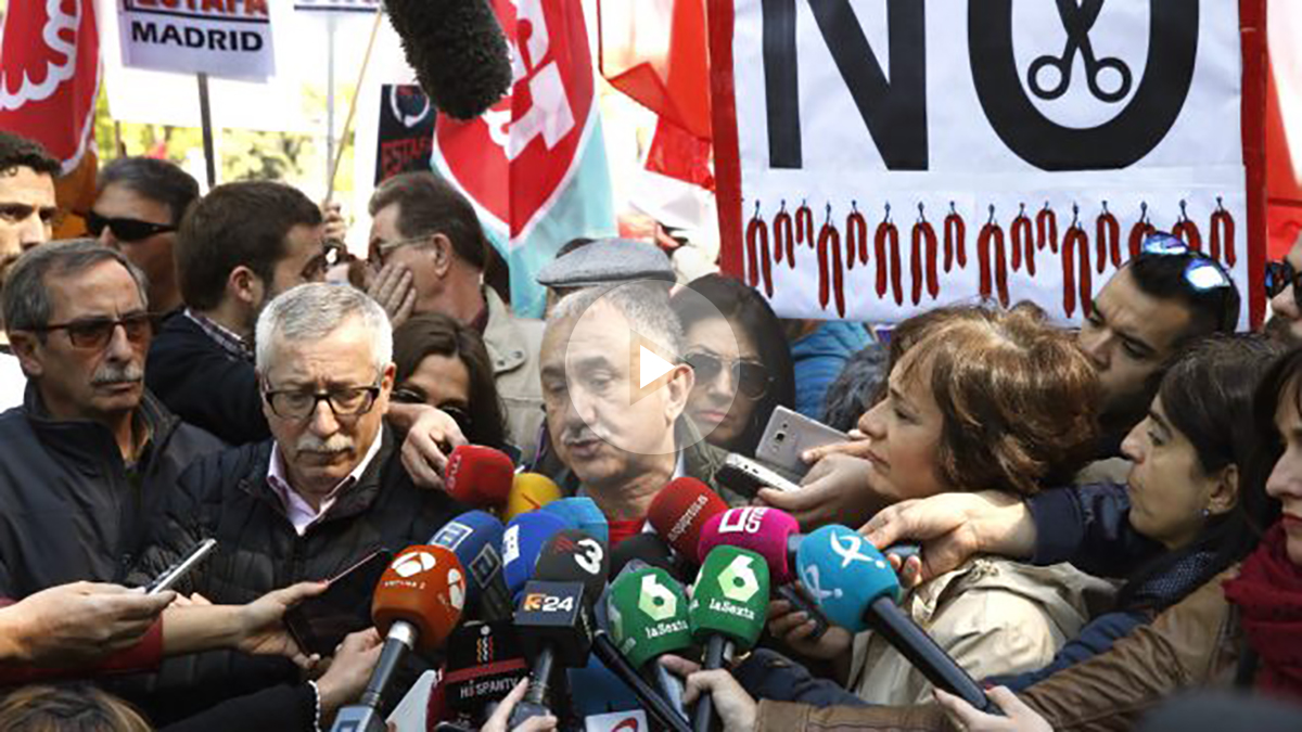 Los secretarios generales de UGT y CCOO Pepe Álvarez (hablando) e Ignacio Fernández Toxo (Foto: EFE).