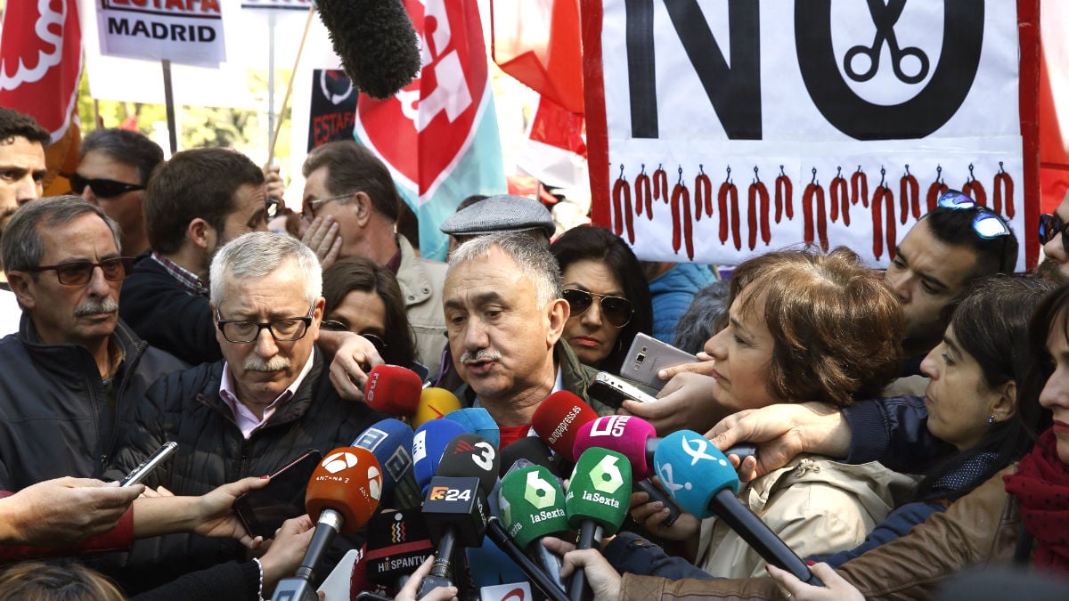 Los secretarios generales de UGT y CCOO Pepe Álvarez (hablando) e Ignacio Fernández Toxo (Foto: EFE).