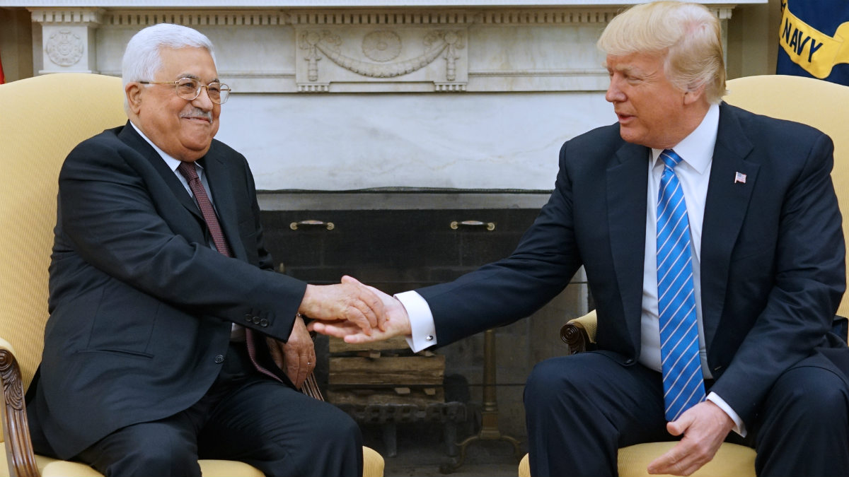 El presidente palestino, Mahmoud Abbas, estrecha la mano de Donald Trump en el despacho oval. (AFP)