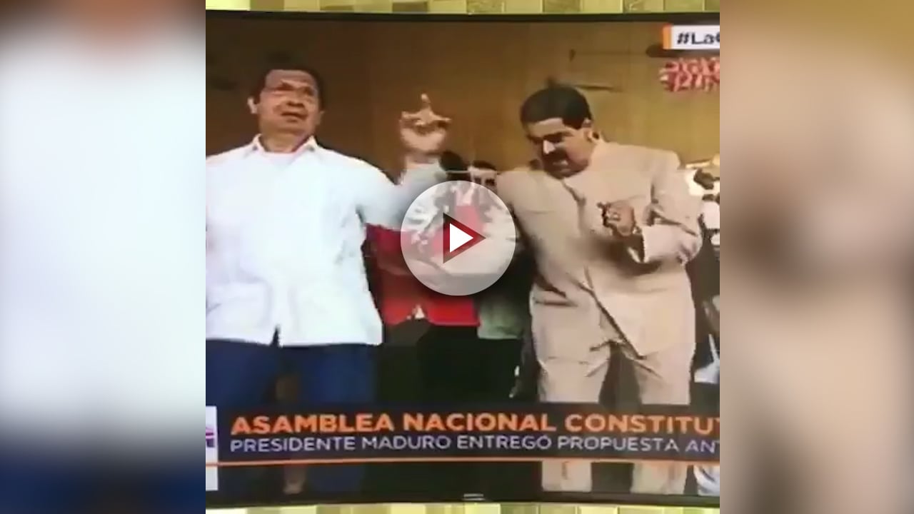 El dictador Nicolás Maduro y Adán, hermano de Hugo Chávez, bailan al son de las bombas lacrimógenas-PLAY