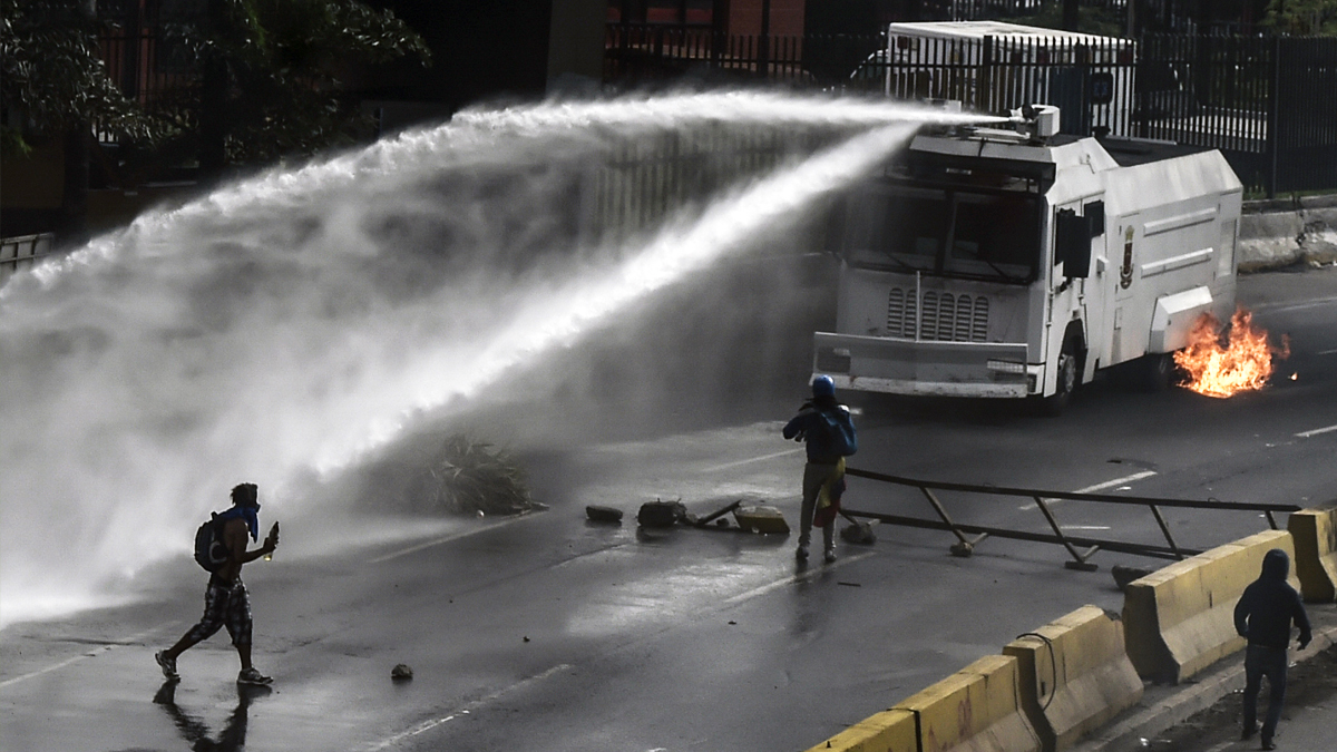 Cañones de agua contra manifestantes en Caracas. (Foto: AFP)