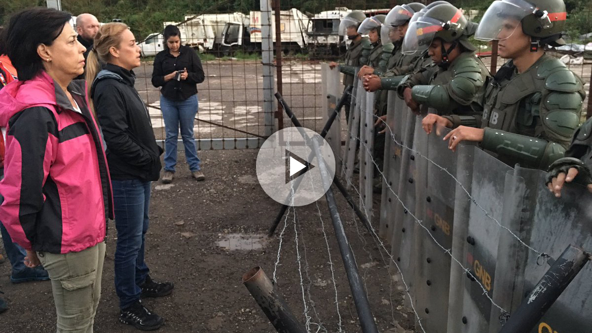 Antonieta Mendoza, madre de Leopoldo López, y Lilian Tintori, a la puerta de la prisión de Ramo Verde, donde nadie les informa de dónde está el preso político del régimen de Nicolás Maduro.