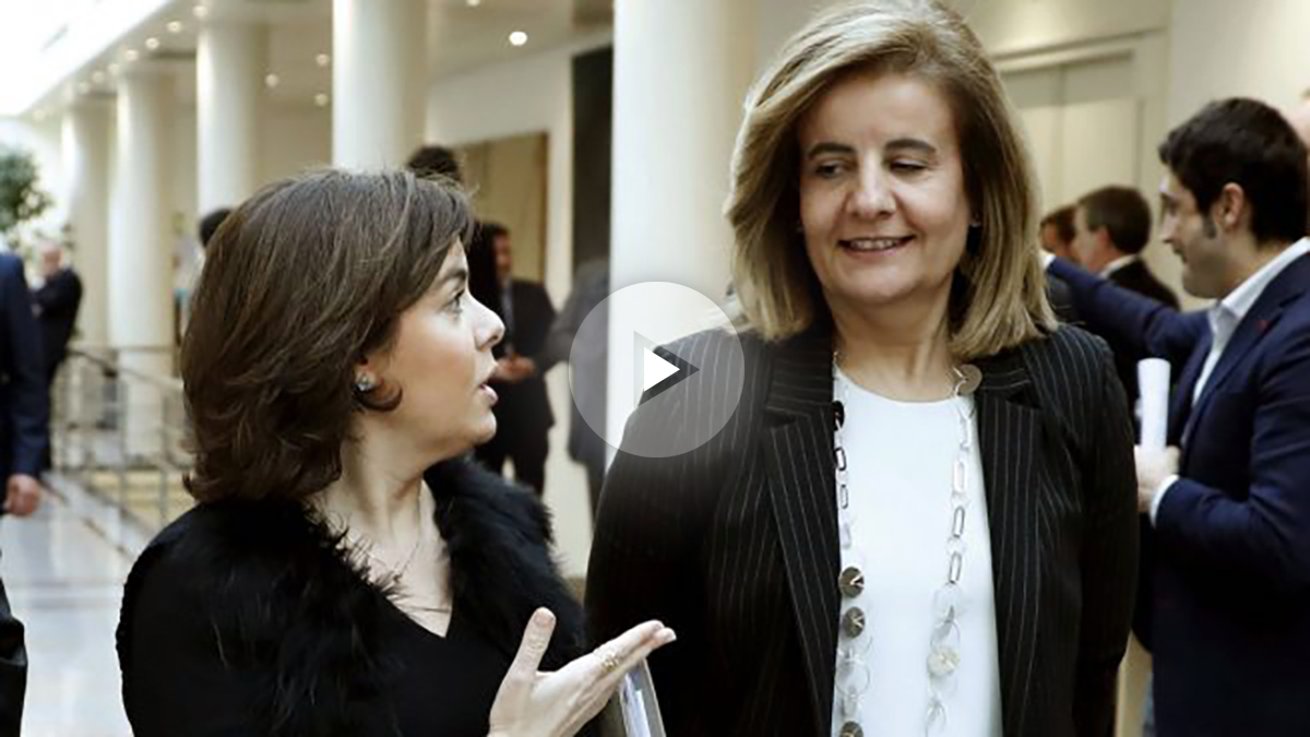 La vicepresidenta del Gobierno, Soraya Sáenz de Santamaría, con la ministra de Empleo, Fátima Báñez.
