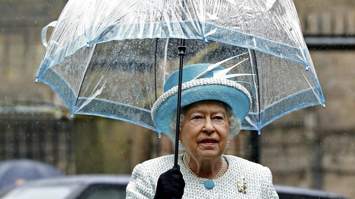 La Reina Isabel II con su paraguas Fulton, también cuenta con su Royal Warrant. Foto: Getty