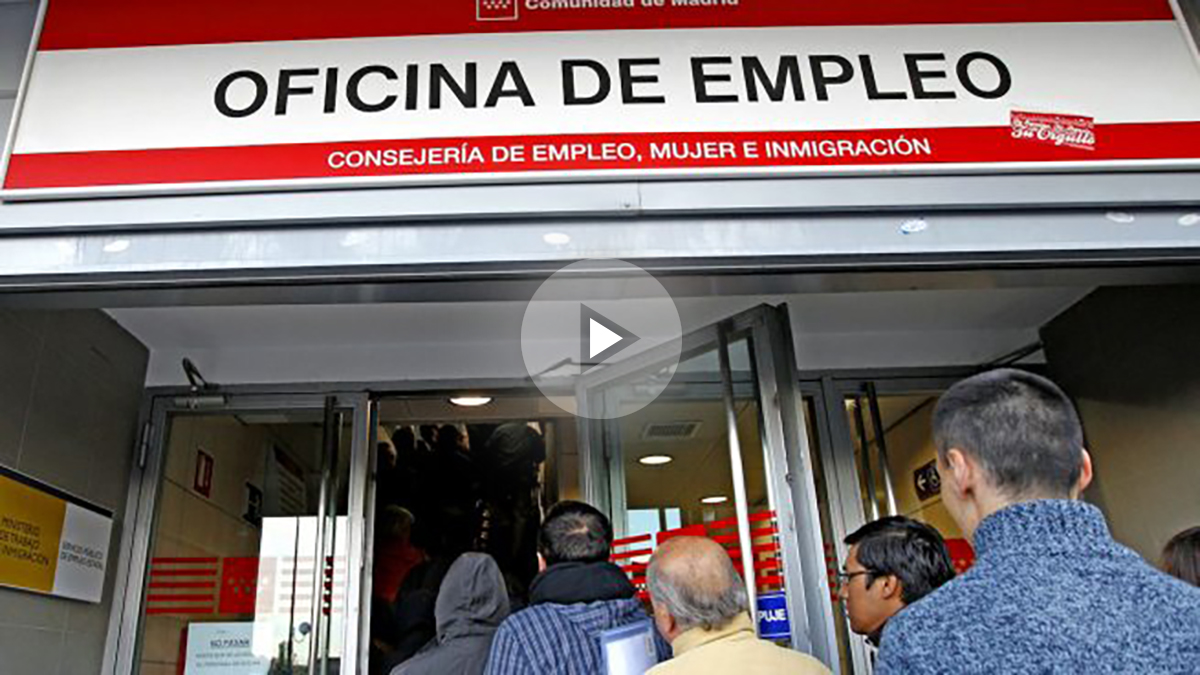 Desempleados hacen cola en una oficina de empleo (Foto: EFE)