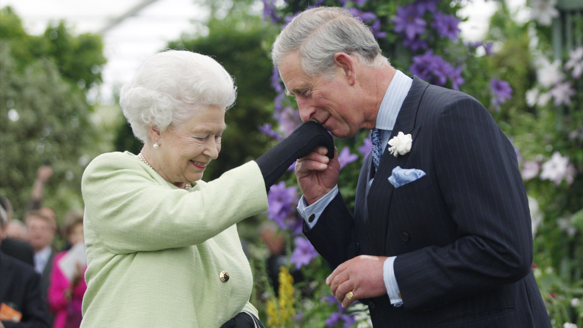 Isabel II y el príncipe Carlos de Inglaterra. (Foto: AFP)
