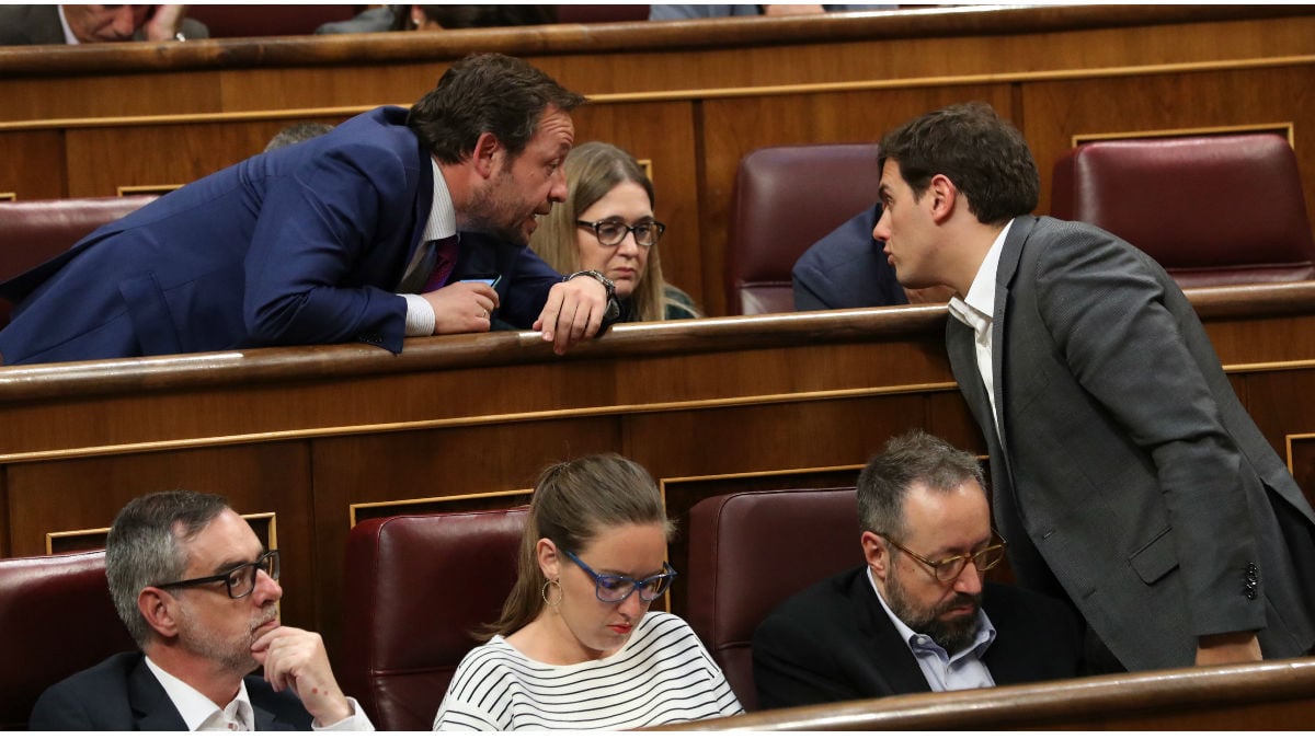 Albert Rivera conversa con Francisco De la Torre, en el Congreso de los Diputados.