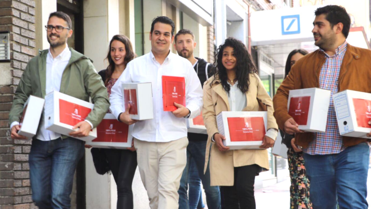 ‘Susanistas’ portando los avales presentados porla candidata a las primarias del PSOE, Susana Díaz (Foto: Twitter)