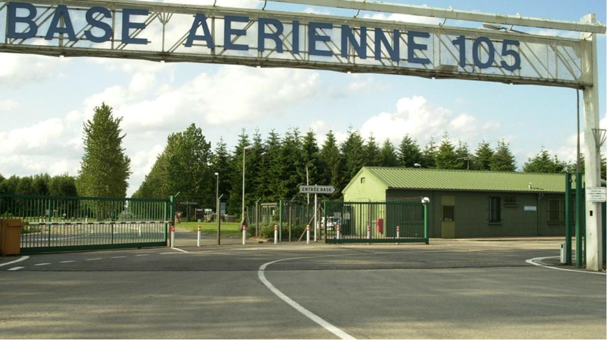 Base militar de Evreux, junto a la que se hallaron las armas escondidas en un matorral a las pocas horas de detener a un ex soldado radicalizado.