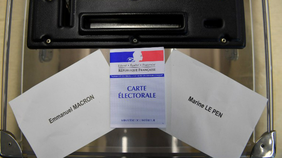 Papeletas para votar a Emmanuel Macron y a Marine Le Pen en un colegio electoral de Francia. Foto: AFP